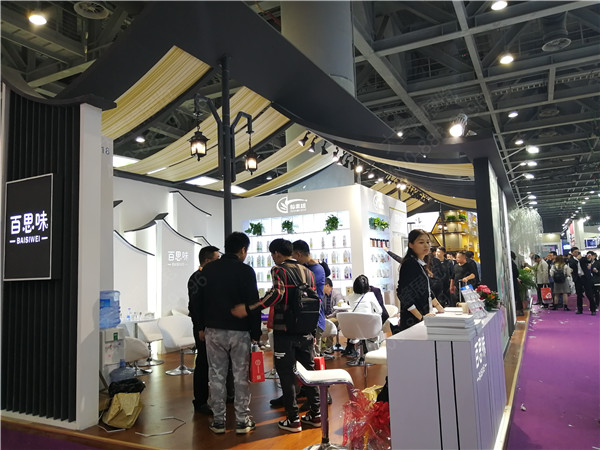 百思特展臺(tái)側(cè)面全景照